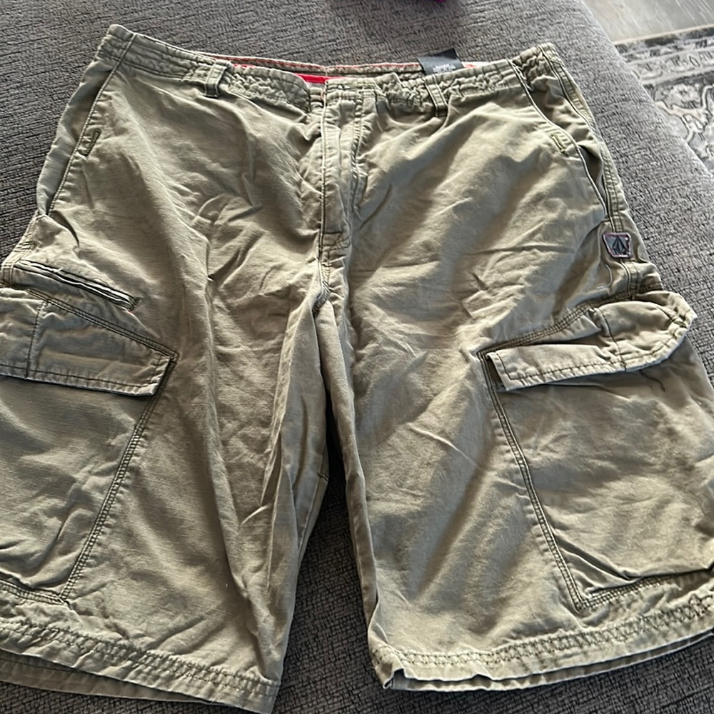 Men’s Volcom cargo shorts